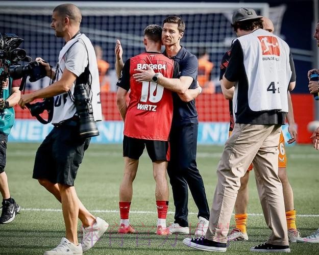 师徒情深!阿隆索维尔茨赛后拥抱寒暄+换球衣 师徒情深!阿隆索维尔茨赛后拥抱寒暄+换球衣